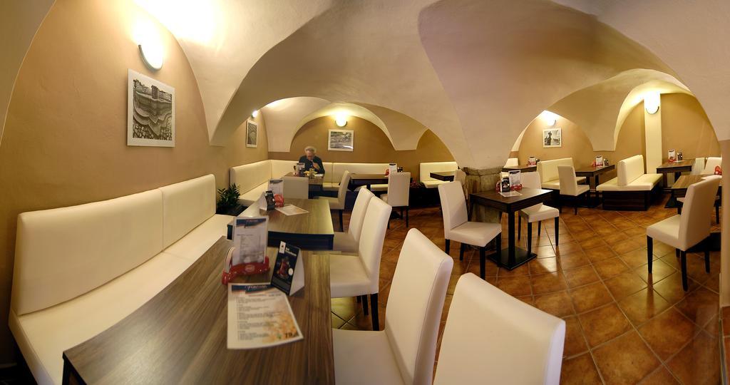 Fontana Pizzeria - Pension Ceske Budejovice Dış mekan fotoğraf