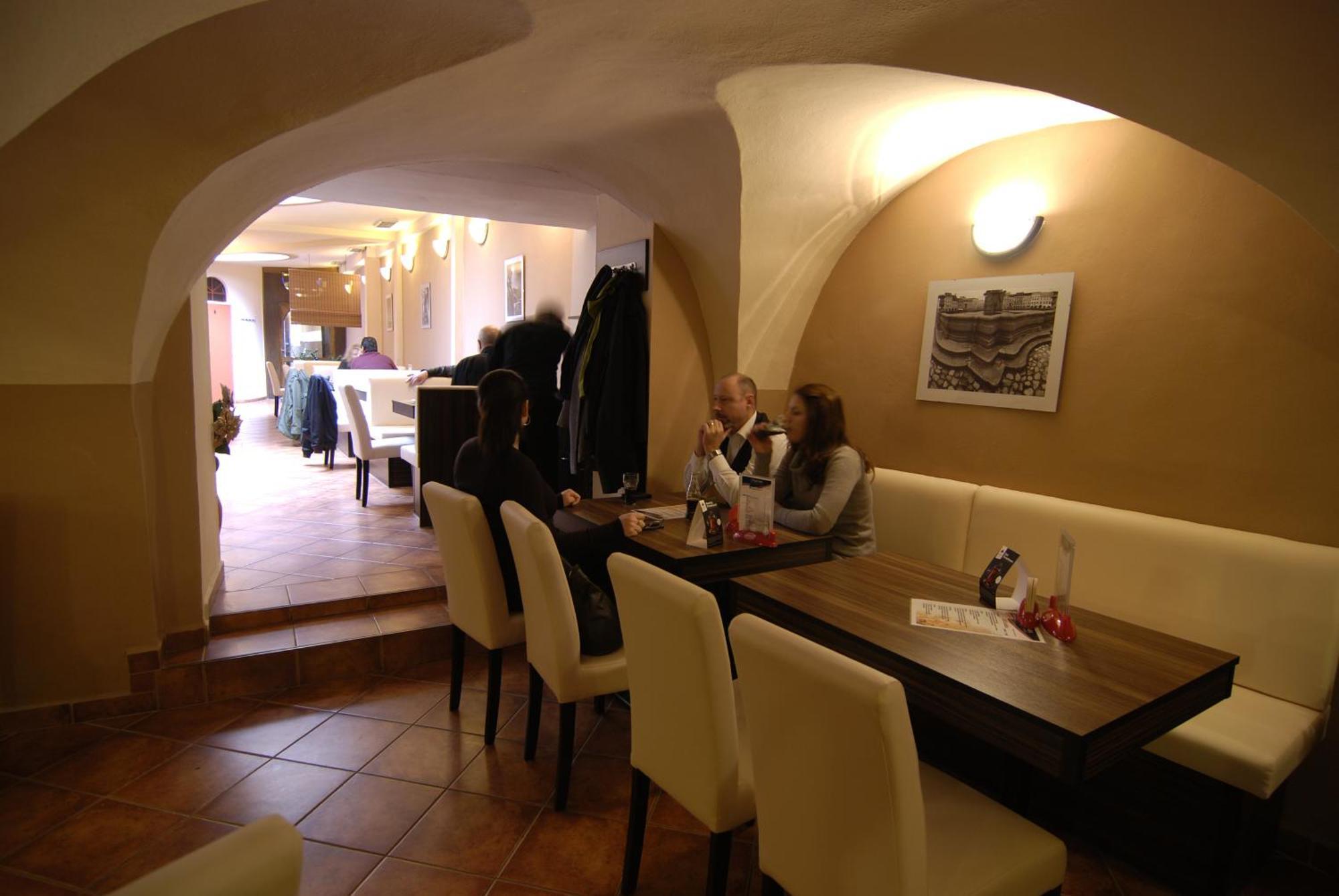 Fontana Pizzeria - Pension Ceske Budejovice Dış mekan fotoğraf