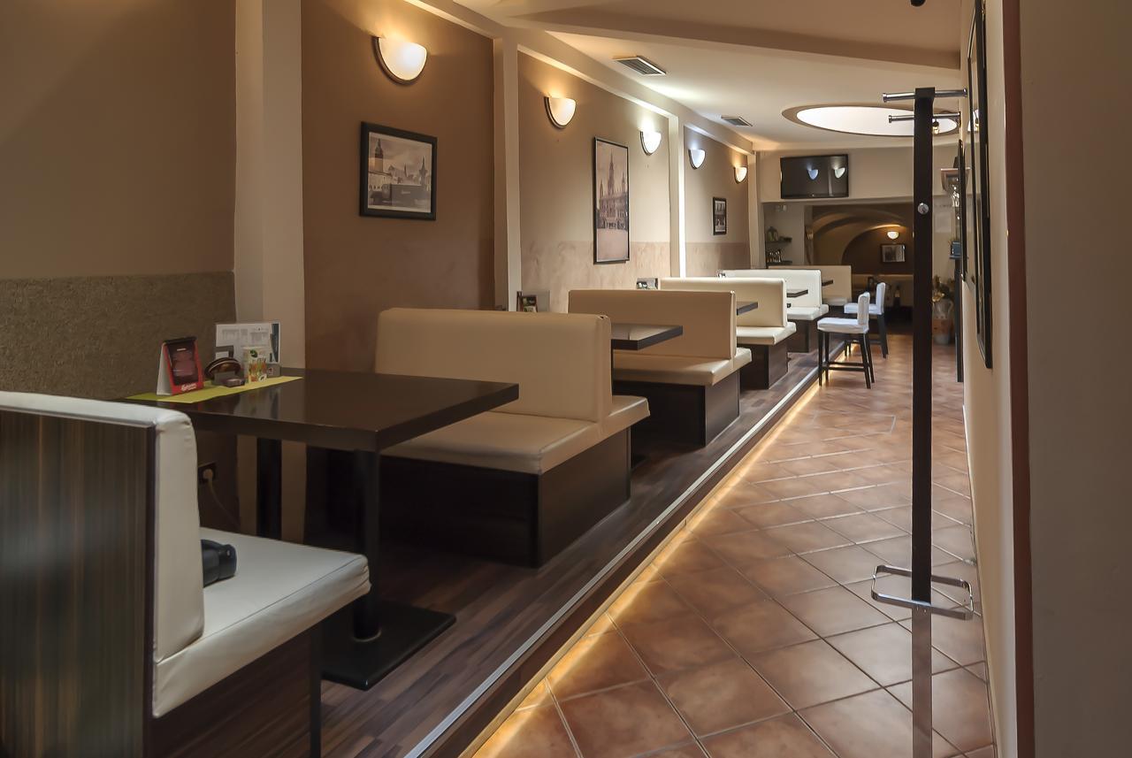 Fontana Pizzeria - Pension Ceske Budejovice Dış mekan fotoğraf
